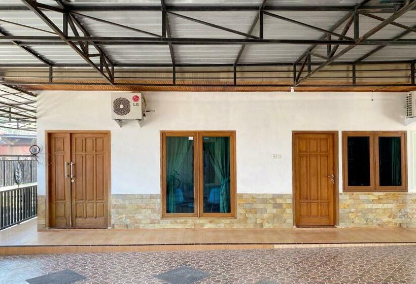 Hotell Adipura Guesthouse Syariah Mitra Reddoorz Near Terminal Nganjuk