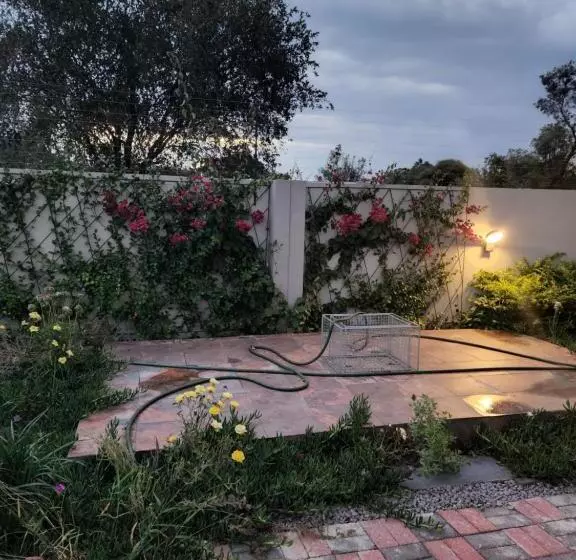 تختخواب و صبحانه Josmot Guest House