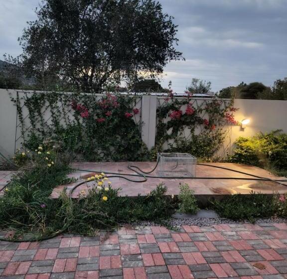 تختخواب و صبحانه Josmot Guest House