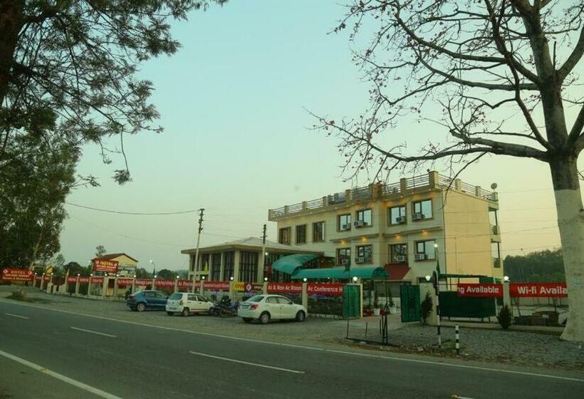 호텔 Holiday Resort