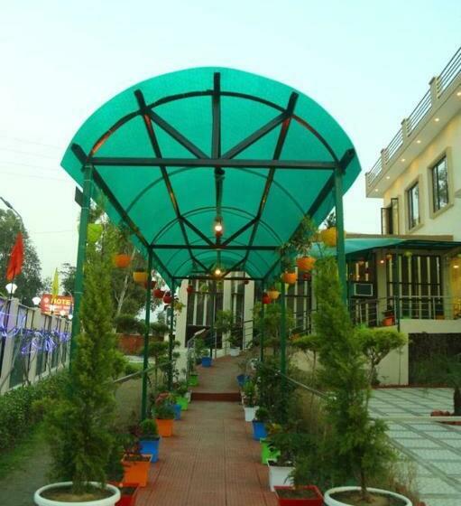 호텔 Holiday Resort