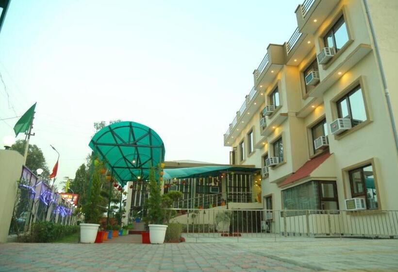 호텔 Holiday Resort