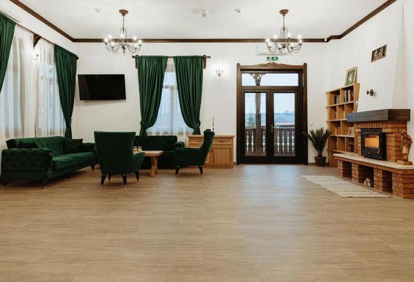 مبيت وإفطار Pensiunea Tara Codrului