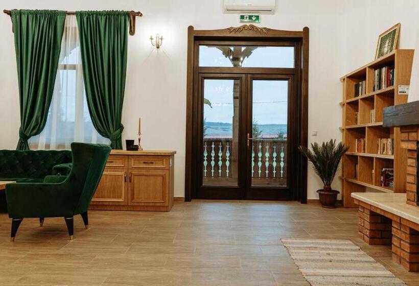 مبيت وإفطار Pensiunea Tara Codrului