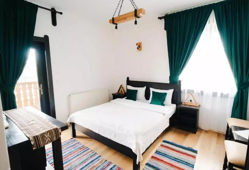 Aamiaismajoitus (B&B) Pensiunea Tara Codrului