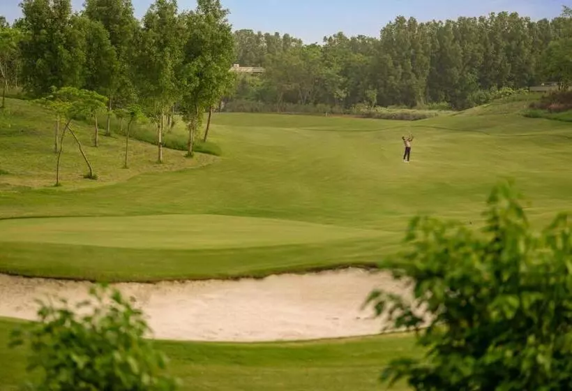 Hotelli Mysa Zinc Journey By The Fern, Nani Devati