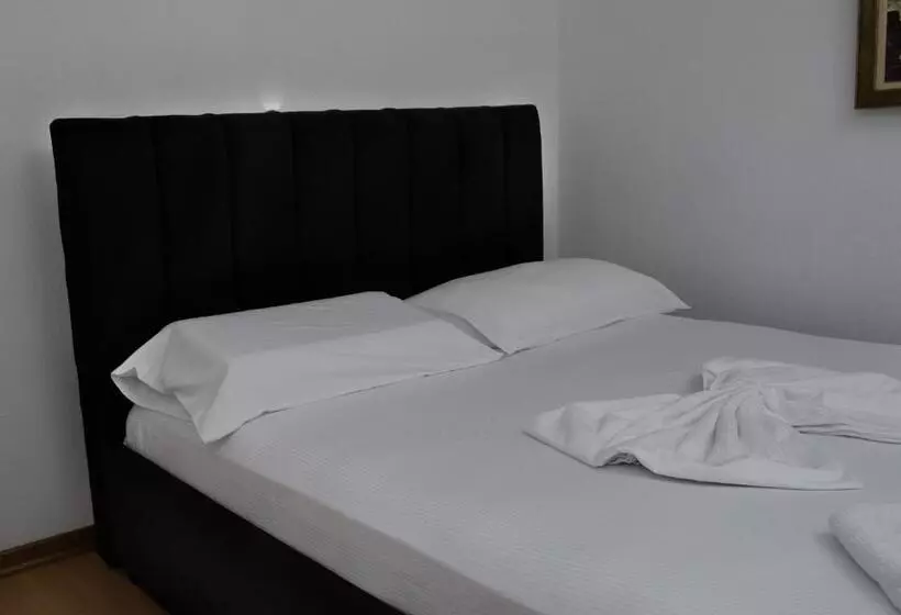 ペンション Albjona Guesthouse