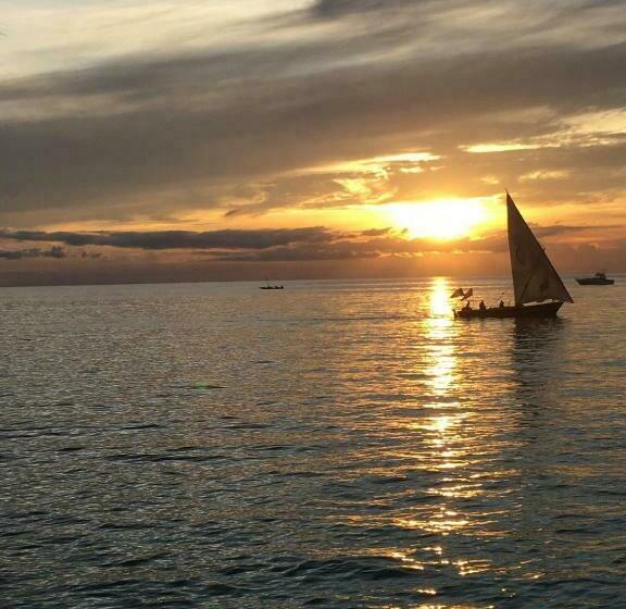 هتل کپسول The Beachfront Homestay Nyali