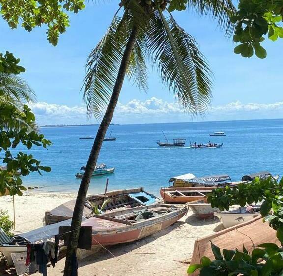 هتل کپسول The Beachfront Homestay Nyali