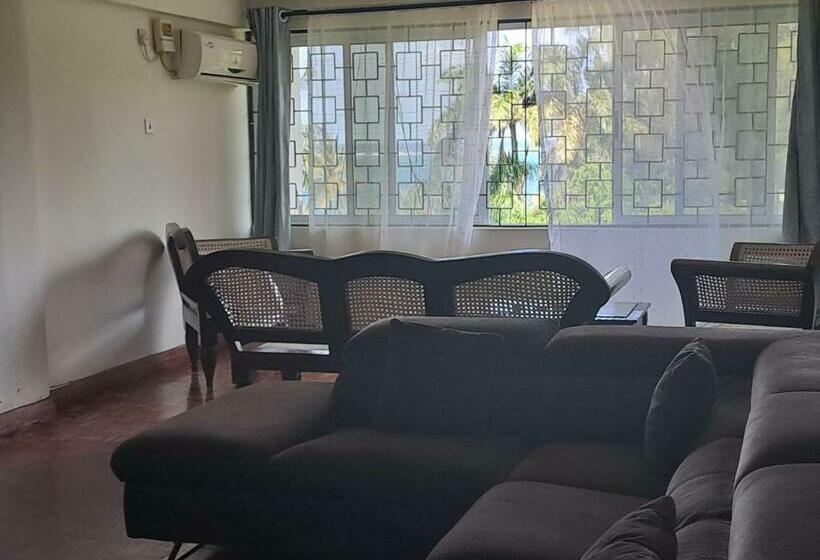 هتل کپسول The Beachfront Homestay Nyali