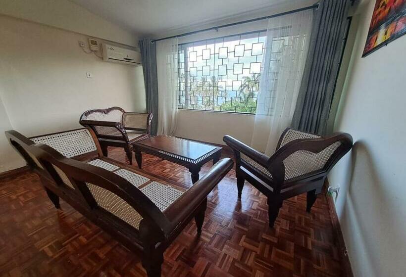 هتل کپسول The Beachfront Homestay Nyali