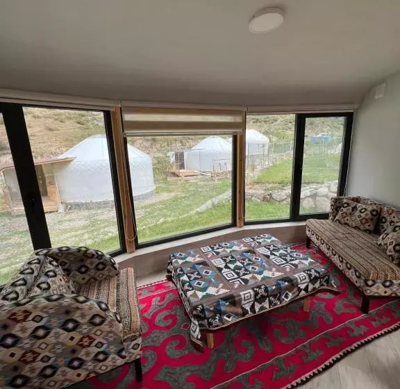 تختخواب و صبحانه Rahmat Yurts