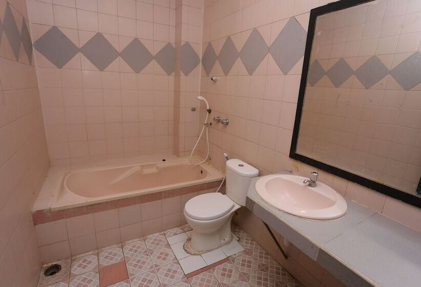 Collection O 92739 Hotel Pintu Besar Near Pancoran Chinatown Point