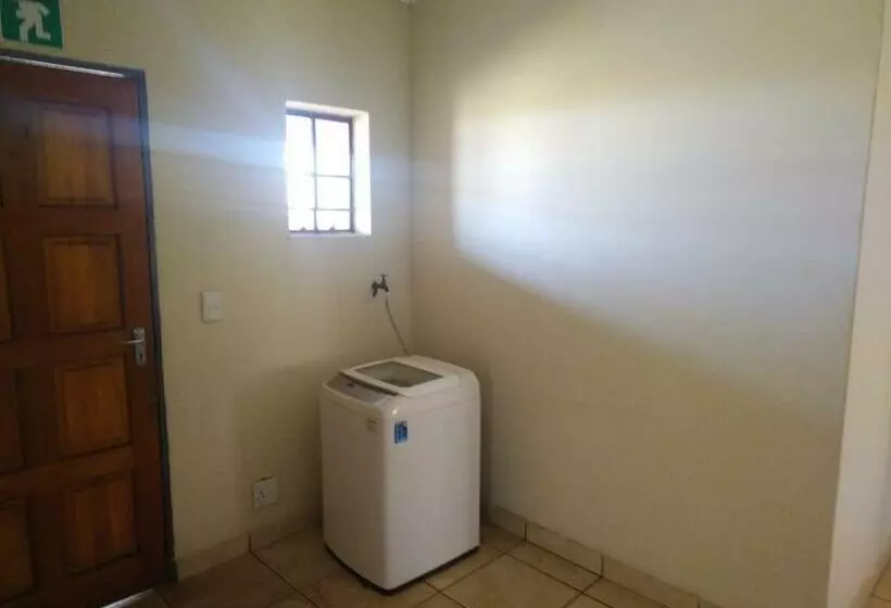 ホテル Kungwini Academy Centre
