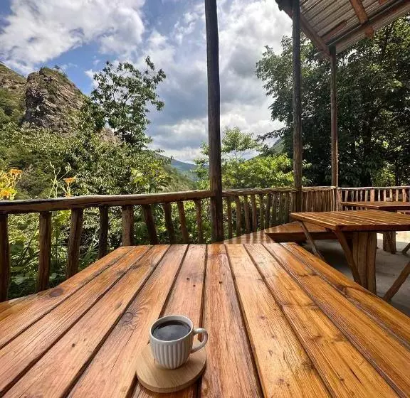 ペンション Melqonyan S Guest House & Coffee