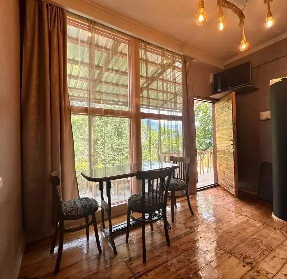 ペンション Melqonyan S Guest House & Coffee