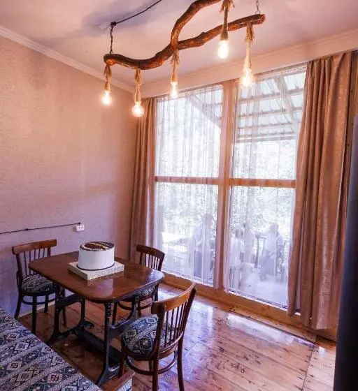 ペンション Melqonyan S Guest House & Coffee