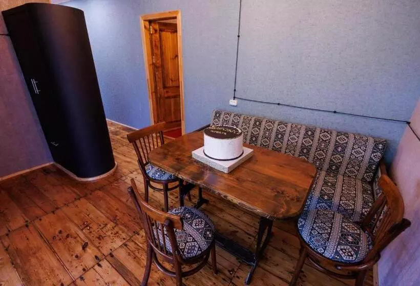 ペンション Melqonyan S Guest House & Coffee