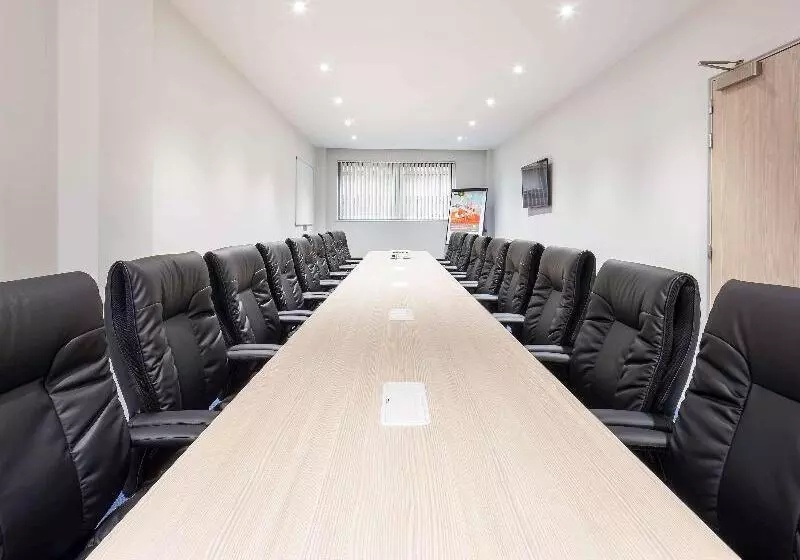 ホテル Ibis Styles London Heathrow Airport