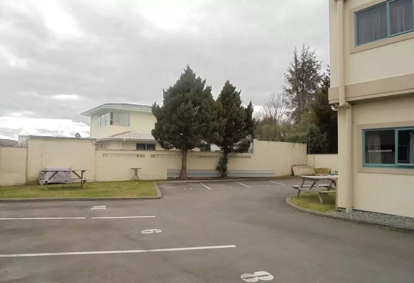 Utopian Motel Taupo   Hostel