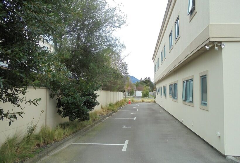 Utopian Motel Taupo   Hostel