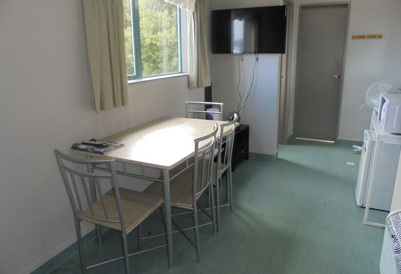 Utopian Motel Taupo   Hostel