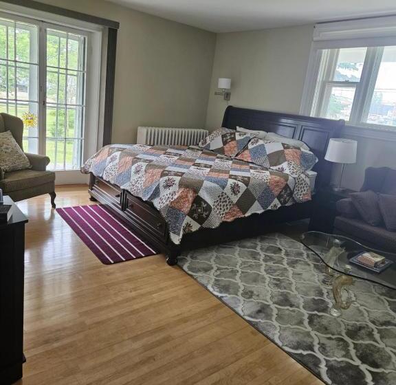 Bed and Breakfast Sunflower Guest Suites