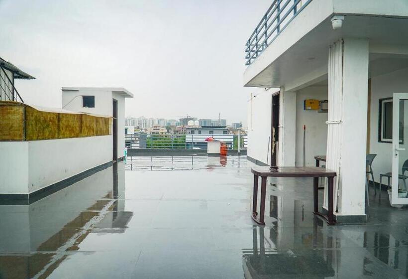 Hotel The Leaf Studio Medanta