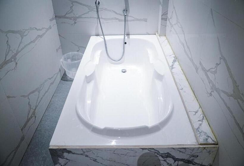 Hotel The Leaf Studio Medanta