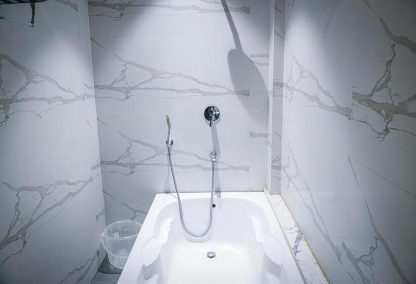 Hotel The Leaf Studio Medanta