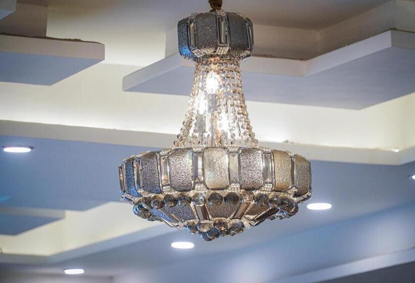 Hotel The Leaf Studio Medanta