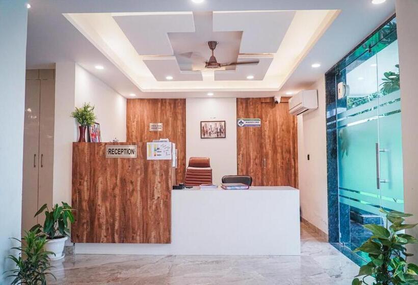 Hotel The Leaf Studio Medanta