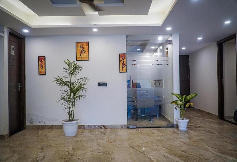 Hotel The Leaf Studio Medanta