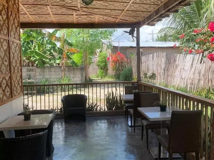 ユースホステル The Backyard Inn