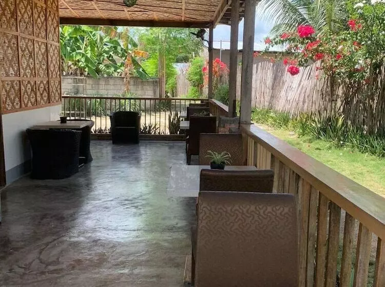 ユースホステル The Backyard Inn