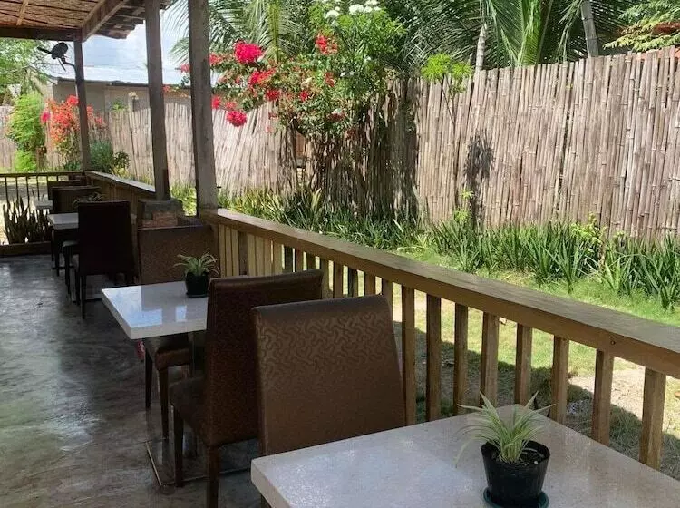 ユースホステル The Backyard Inn