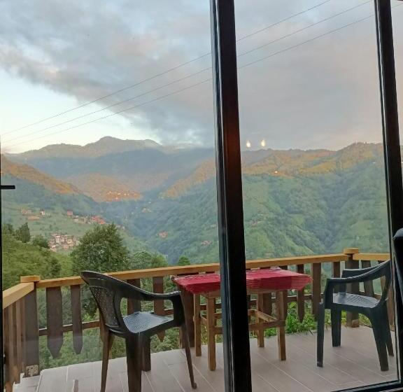 مبيت وإفطار Camelli̇a Dağ Evleri̇