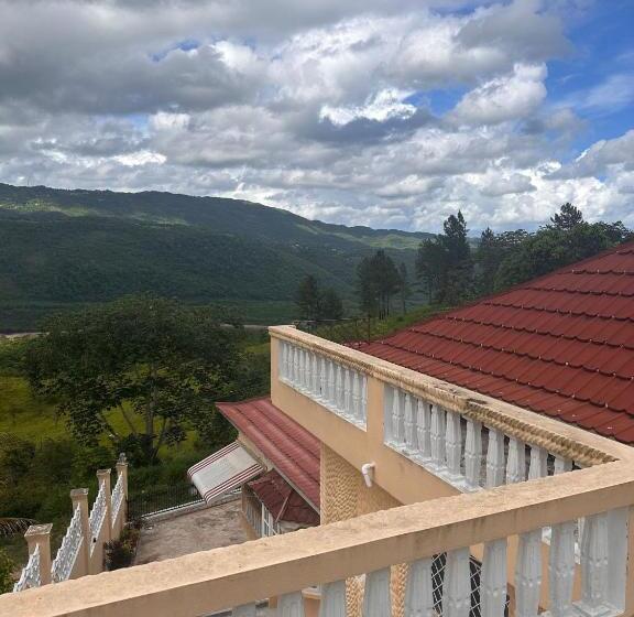 پانسیون Lion’s View Bed & Breakfast