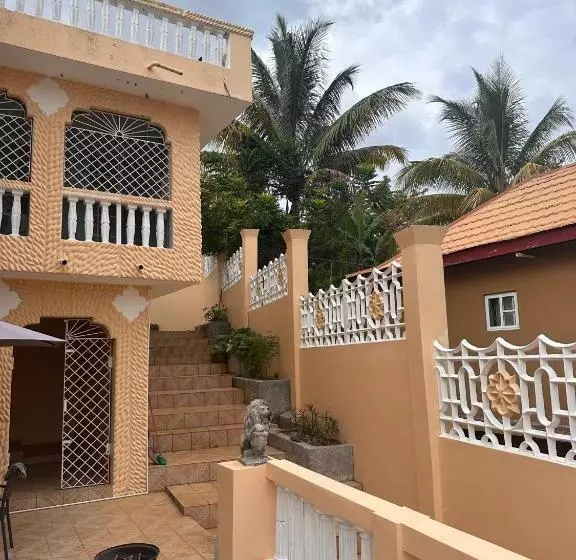 پانسیون Lion’s View Bed & Breakfast