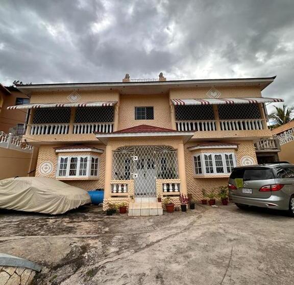 پانسیون Lion’s View Bed & Breakfast