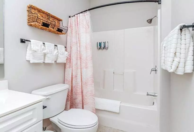 The Salty Fairway, Golf Course Condo With Resort Style Pool, 5 Miles From Beach, Fully Updated