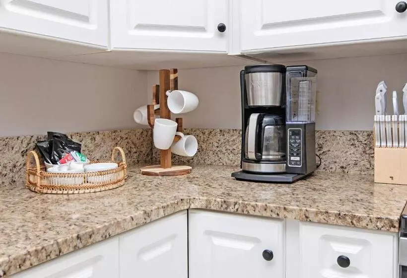 The Salty Fairway, Golf Course Condo With Resort Style Pool, 5 Miles From Beach, Fully Updated