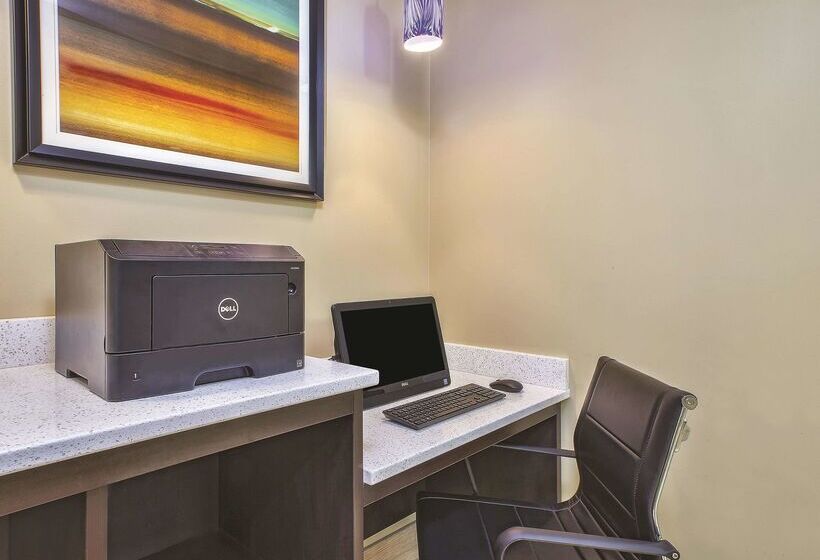 فندق La Quinta By Wyndham Niagara Falls