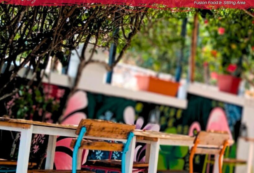 ホテル Tribe Inn & Rooftop Lounge