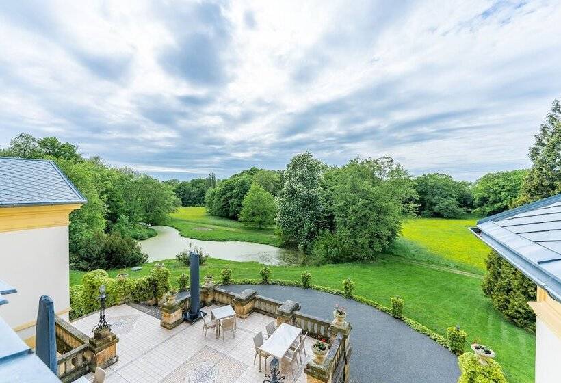 هتل Zámek Dobřenice