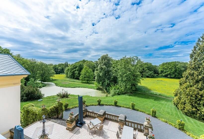 هتل Zámek Dobřenice