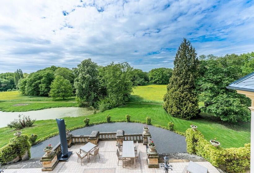 هتل Zámek Dobřenice