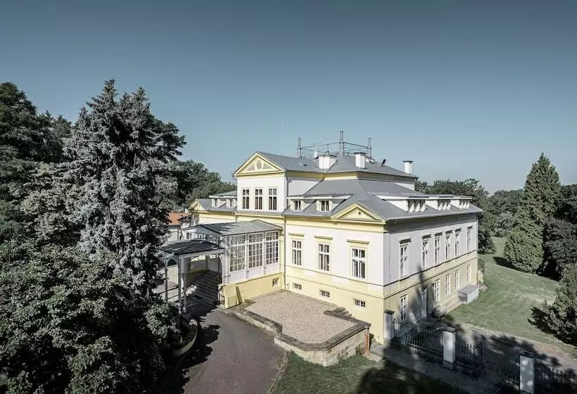 Hotelli Zámek Dobřenice