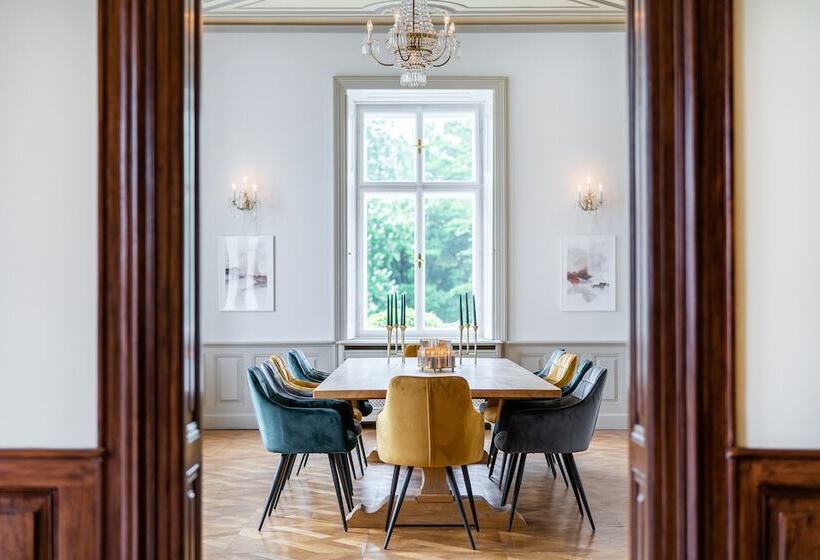 هتل Zámek Dobřenice