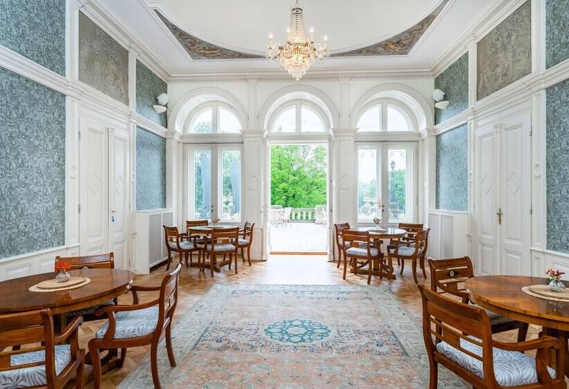 هتل Zámek Dobřenice